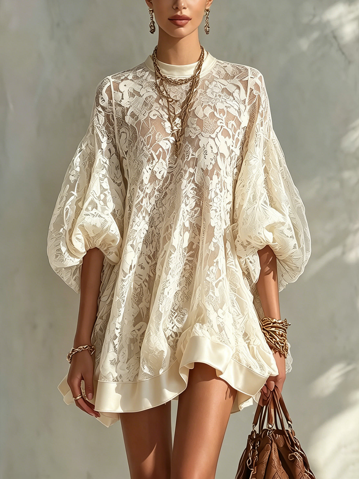 Minivestido beige de encaje con mangas abullonadas y ribete de saténa