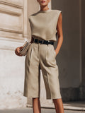 Conjunto de top sin mangas minimalista y pantalones cortos entallados