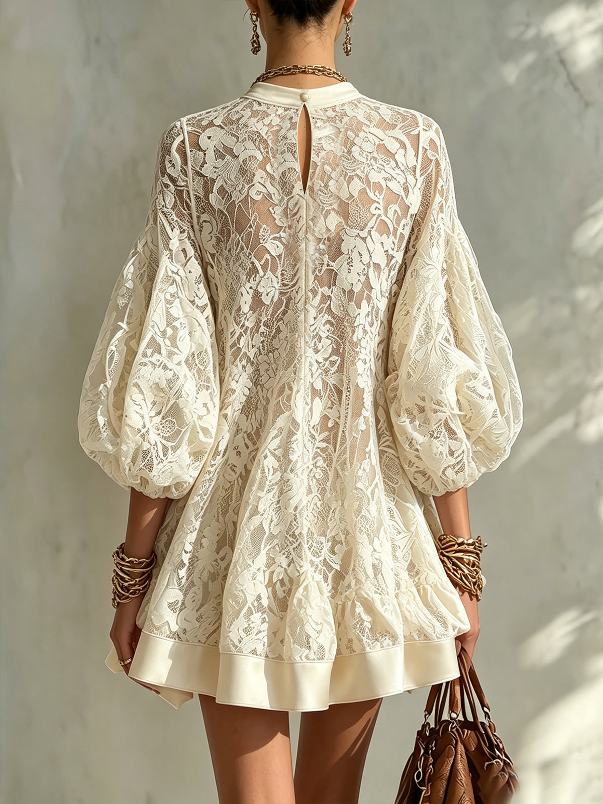 Minivestido beige de encaje con mangas abullonadas y ribete de saténa