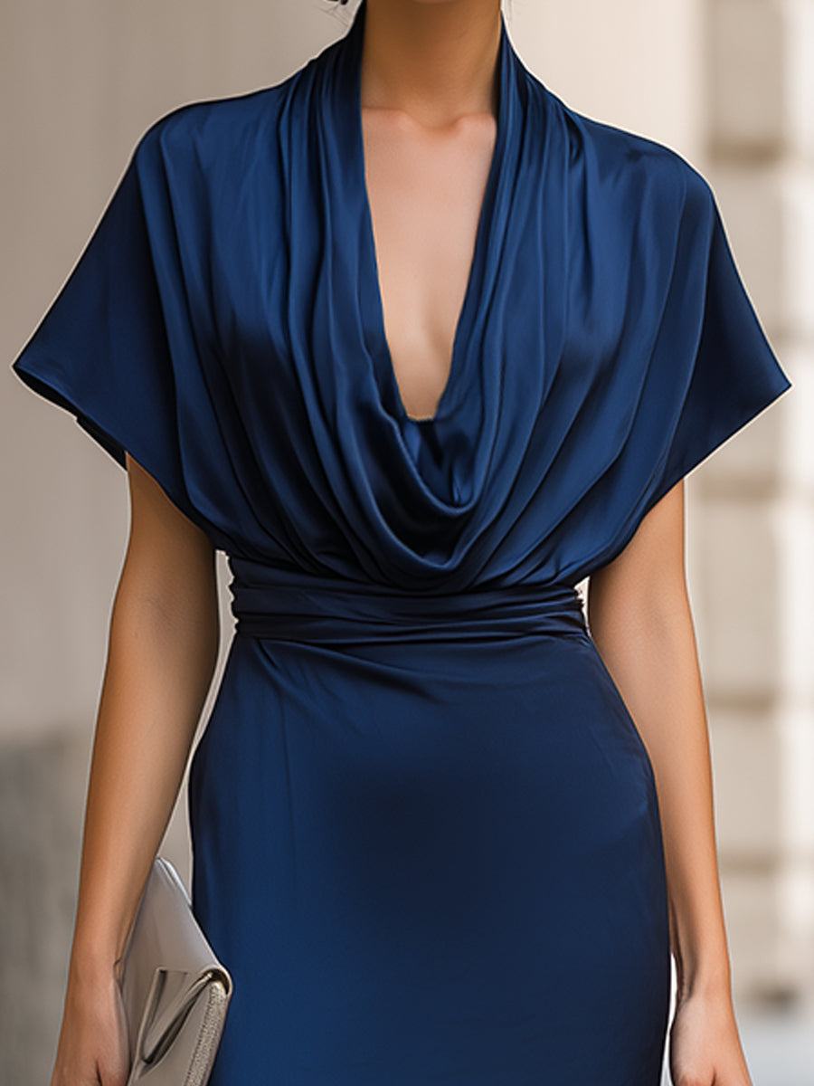 Vestido midi de satén azul marino con cuello vuelto drapeado