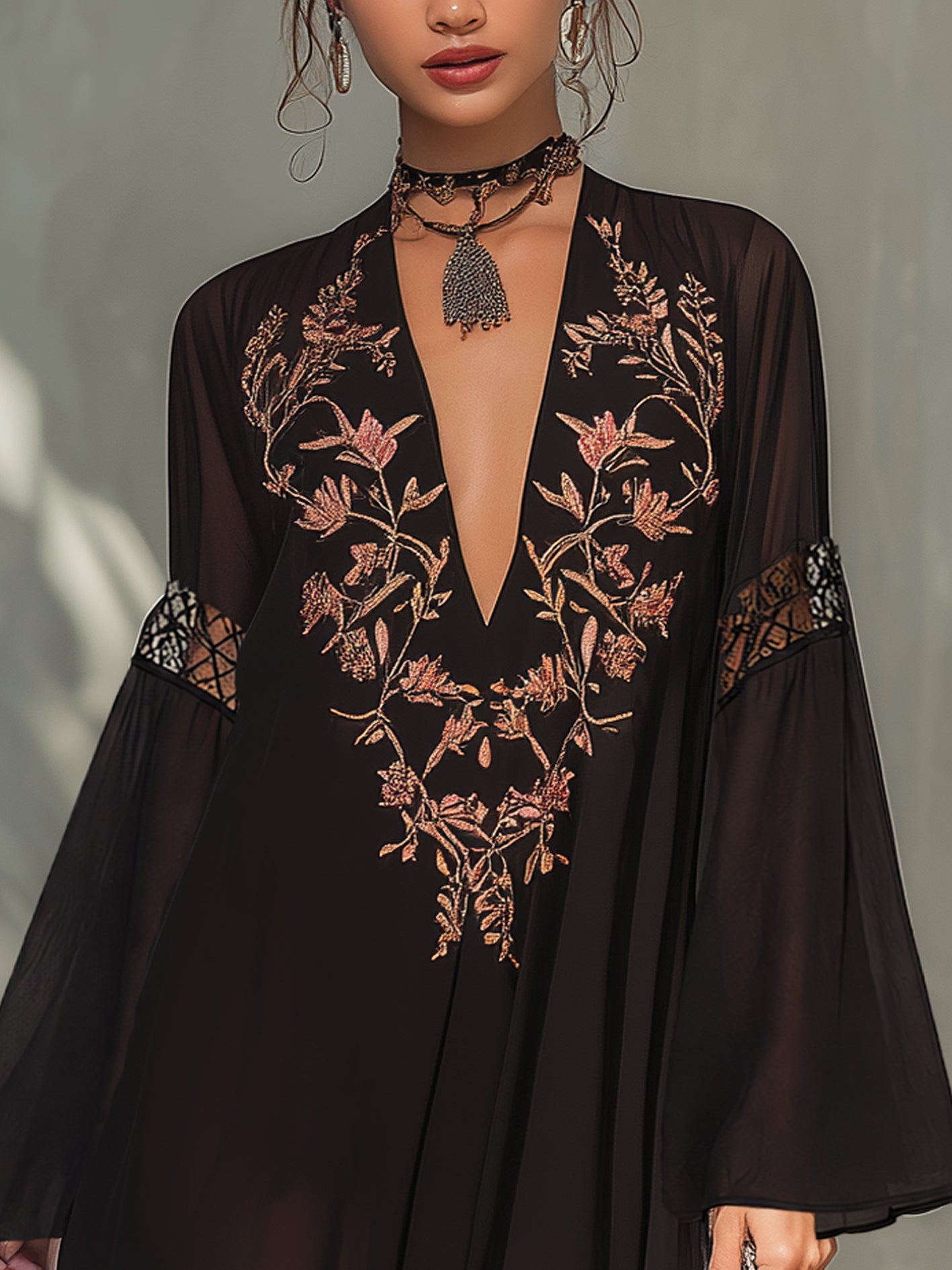Minivestido de gasa con paneles de encaje bordado en negro