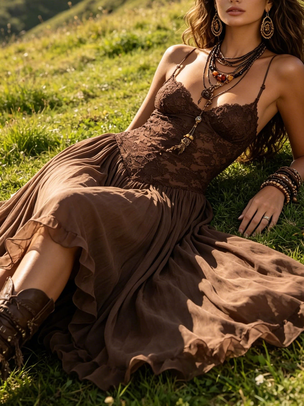 Vestido largo de gasa con paneles de encaje en color marrón oscuro
