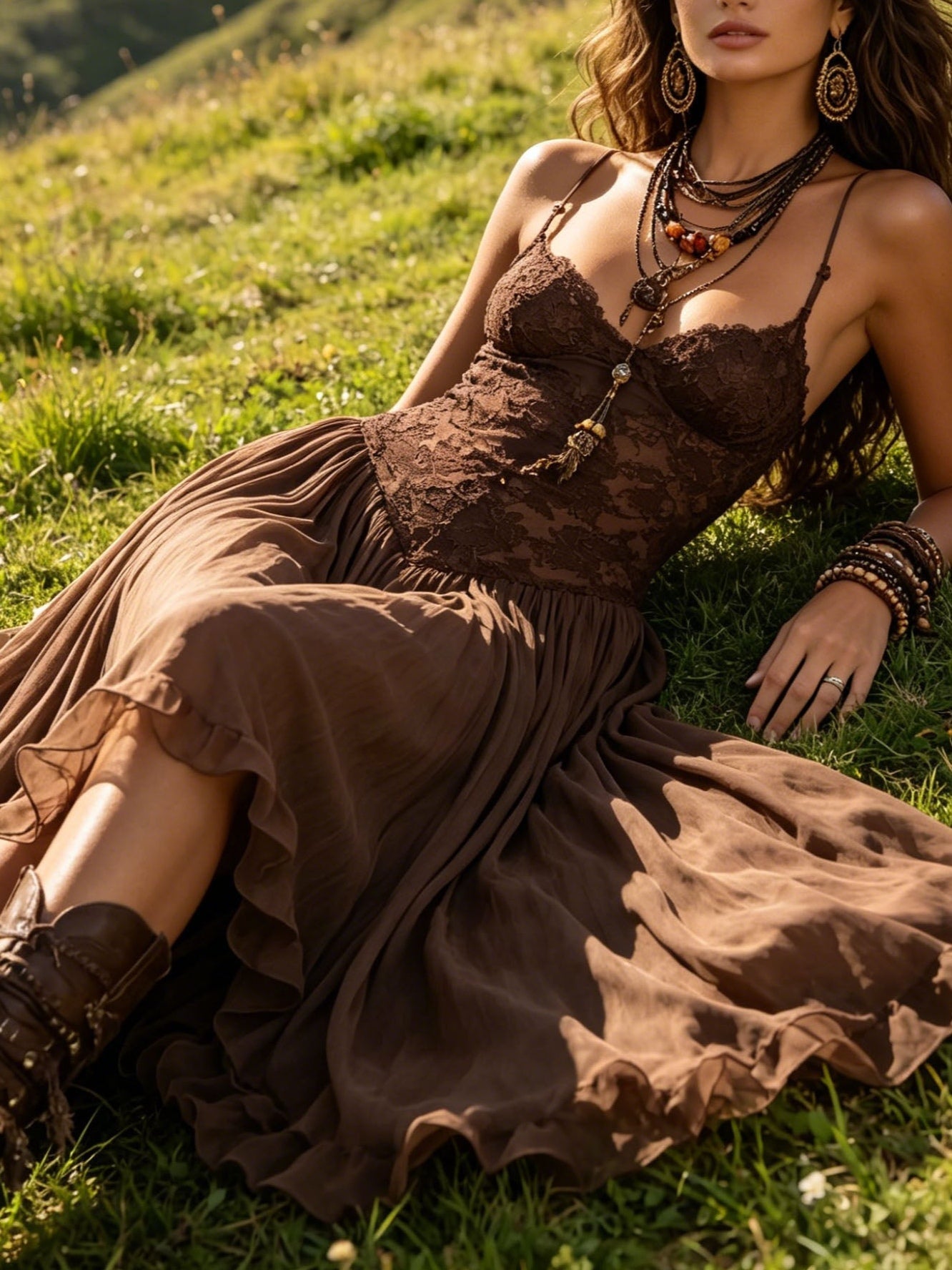 Vestido largo de gasa con paneles de encaje en color marrón oscuro
