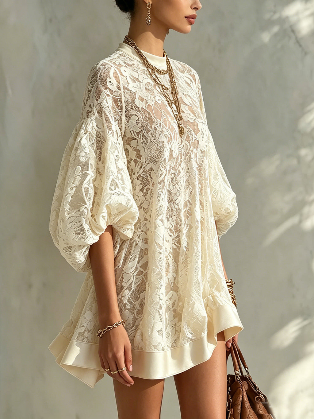 Minivestido beige de encaje con mangas abullonadas y ribete de saténa