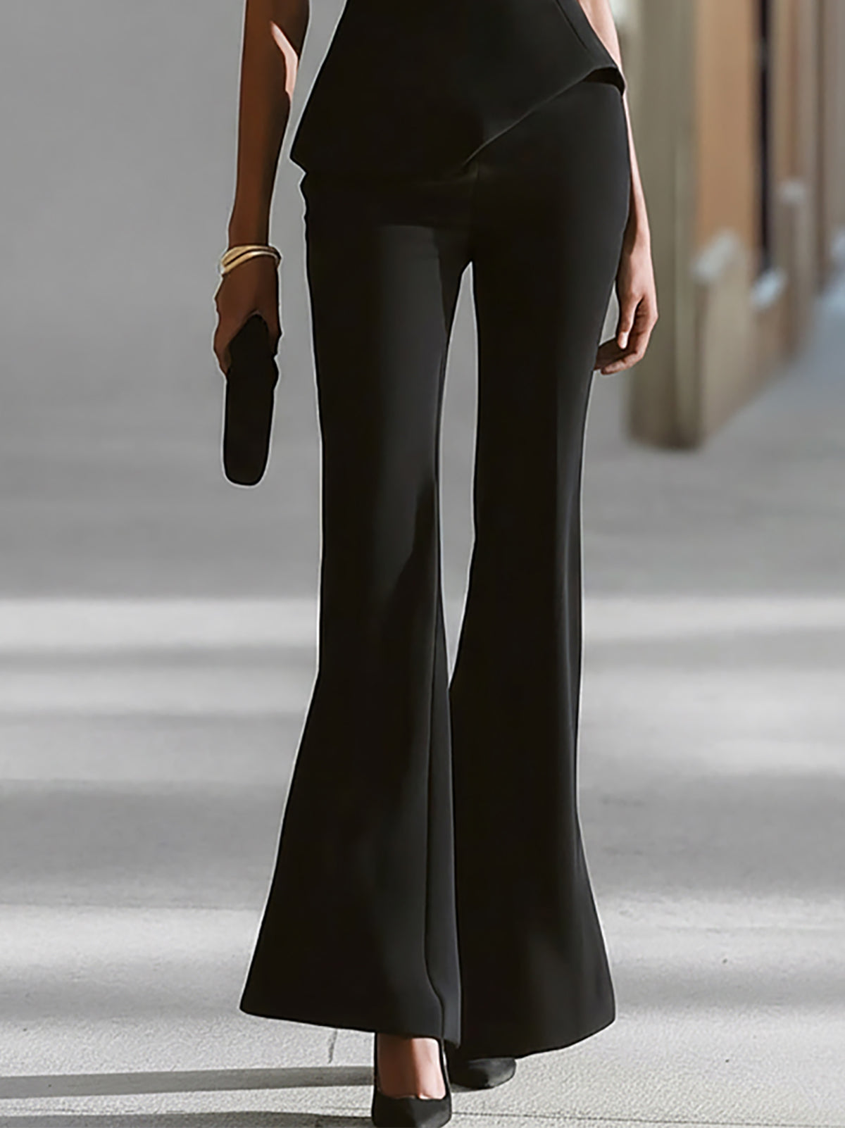 Elegante traje pantalón negro de un solo hombro con bajo asimétrico