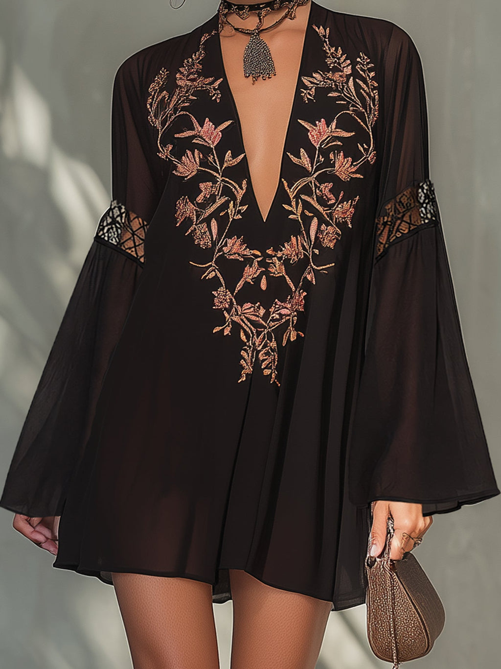 Minivestido de gasa con paneles de encaje bordado en negro