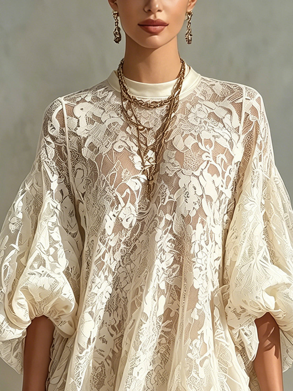 Minivestido beige de encaje con mangas abullonadas y ribete de saténa