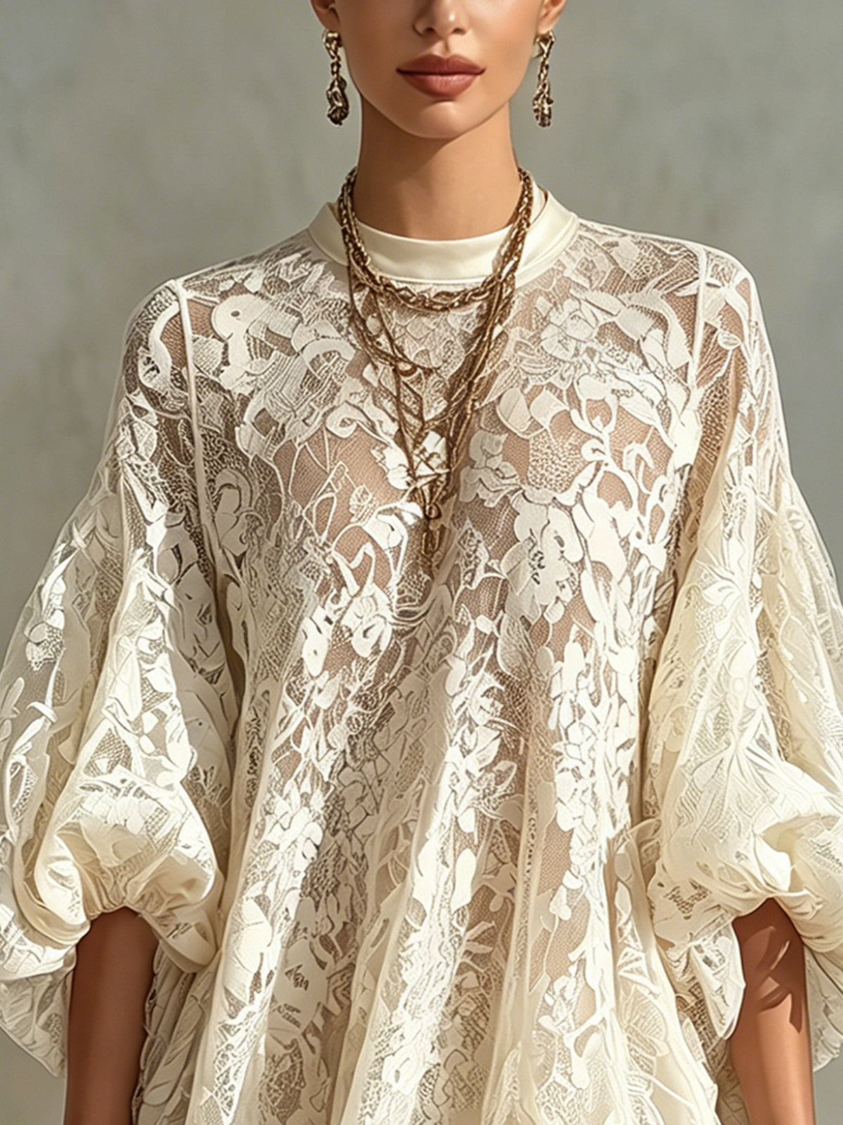 Minivestido beige de encaje con mangas abullonadas y ribete de saténa