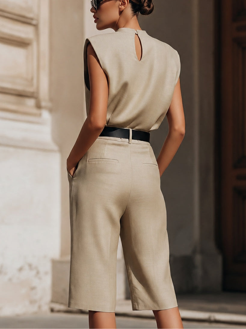 Conjunto de top sin mangas minimalista y pantalones cortos entallados