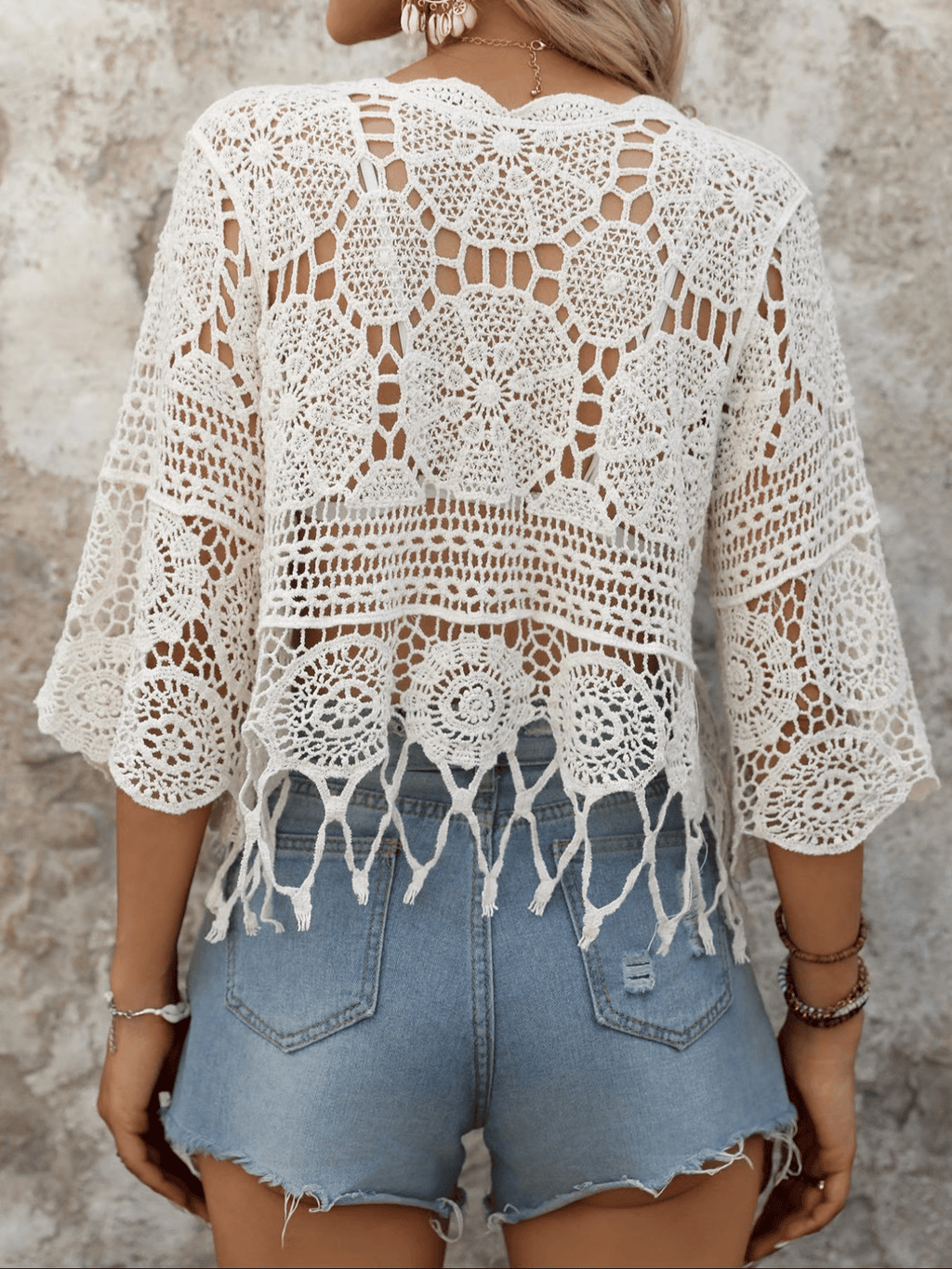 Top bohemio con volantes calados en forma de abanico y mangas tres cuartos