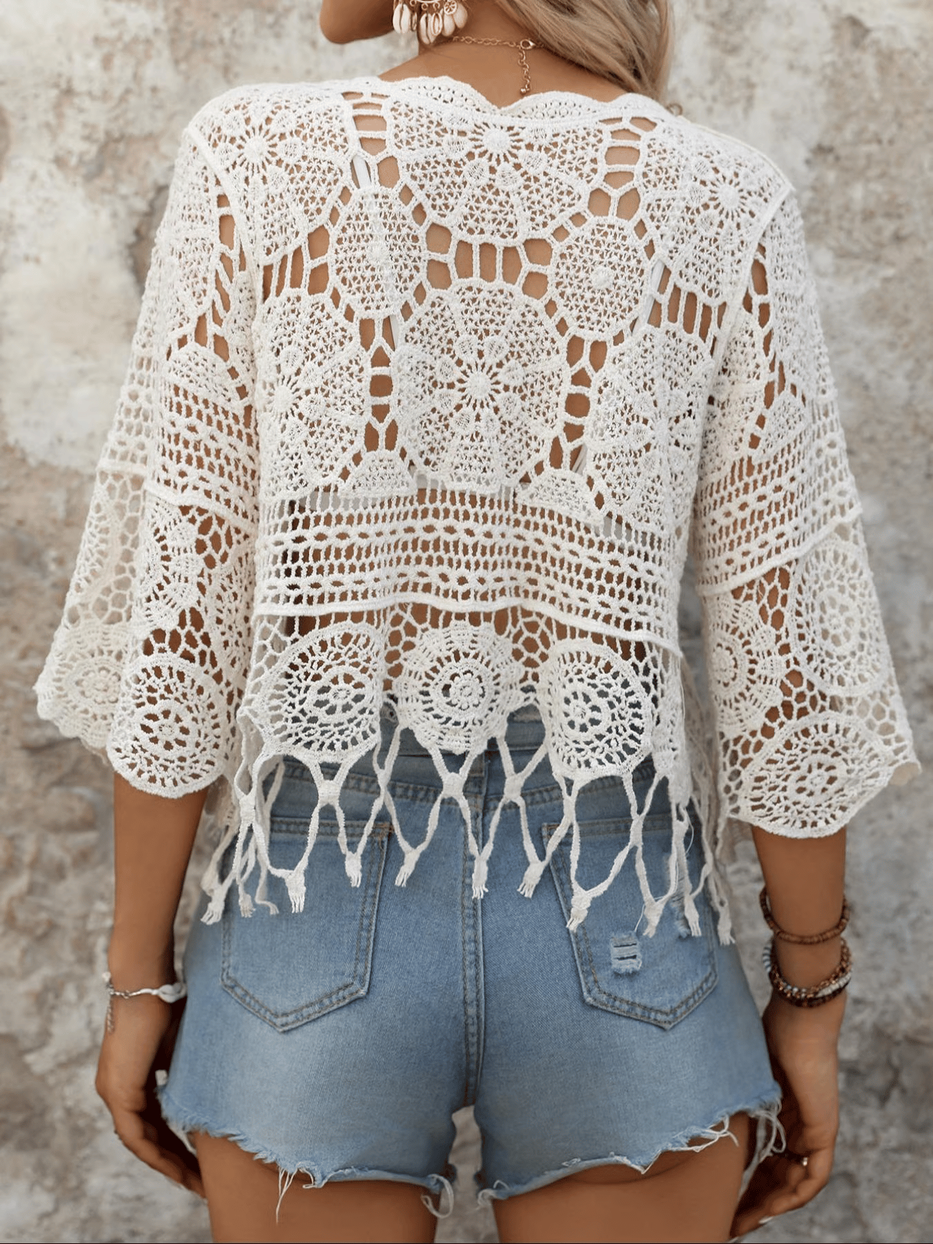 Top bohemio con volantes calados en forma de abanico y mangas tres cuartos
