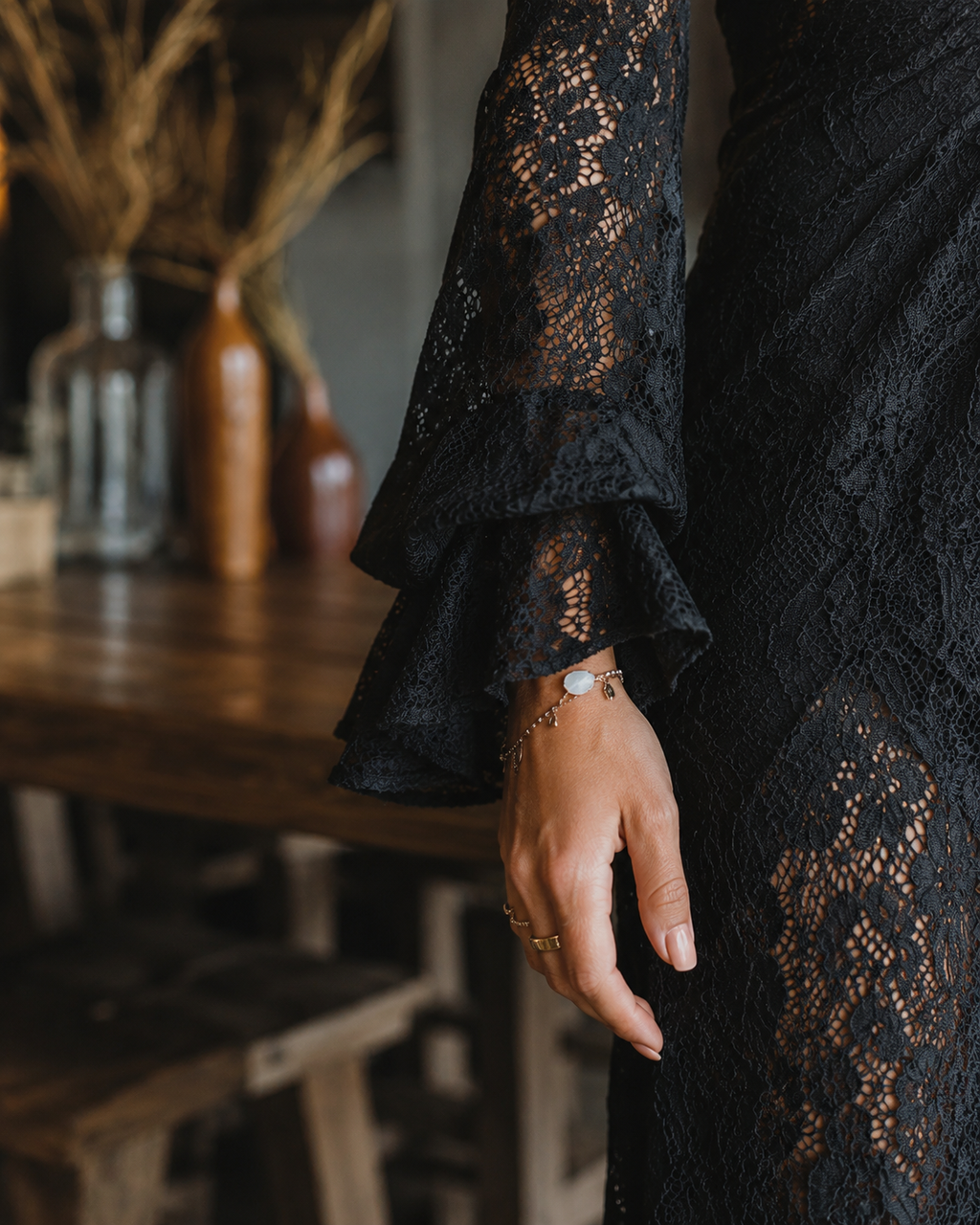 Vestido largo de estilo gótico, de encaje negro, entallado, con cuello en V y mangas acampanadas