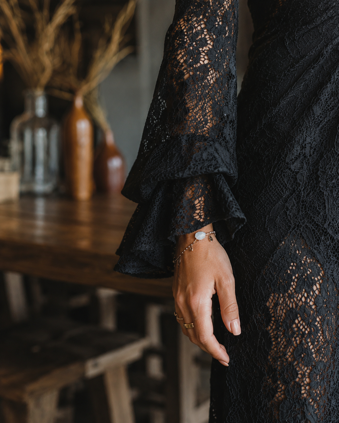 Vestido largo de estilo gótico, de encaje negro, entallado, con cuello en V y mangas acampanadas