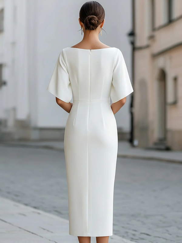 Vestido entallado de largo medio con cuello barco