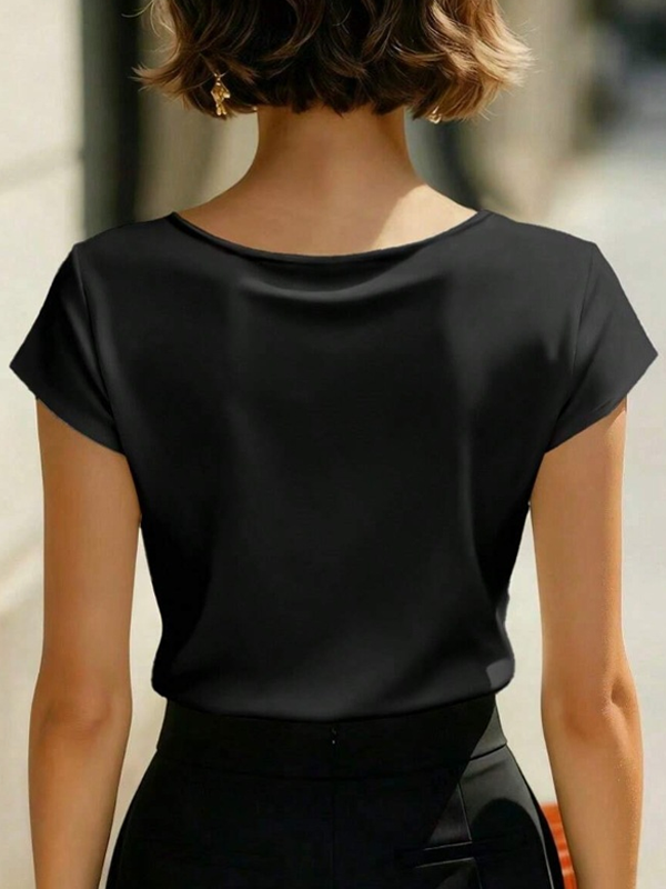 Elegante camisa de manga corta con cuello en V y corte cruzado en satén