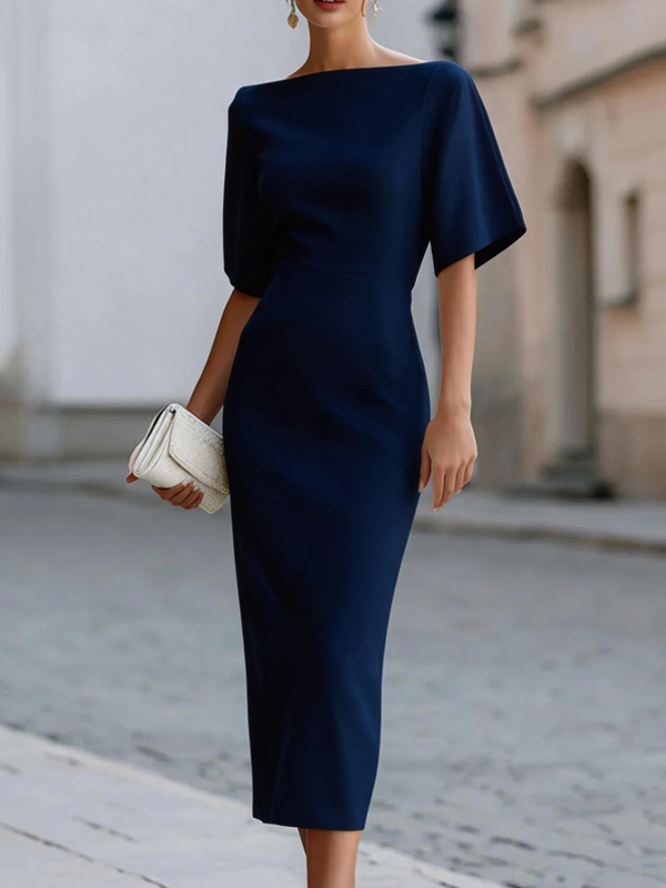 Vestido entallado de largo medio con cuello barco