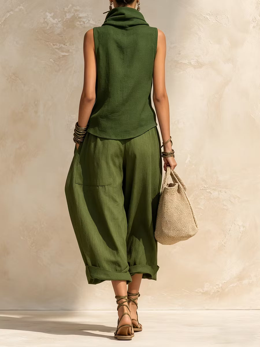 Conjunto compuesto por un top sin mangas de cuello vuelto verde y unos pantalones de tiro bajo
