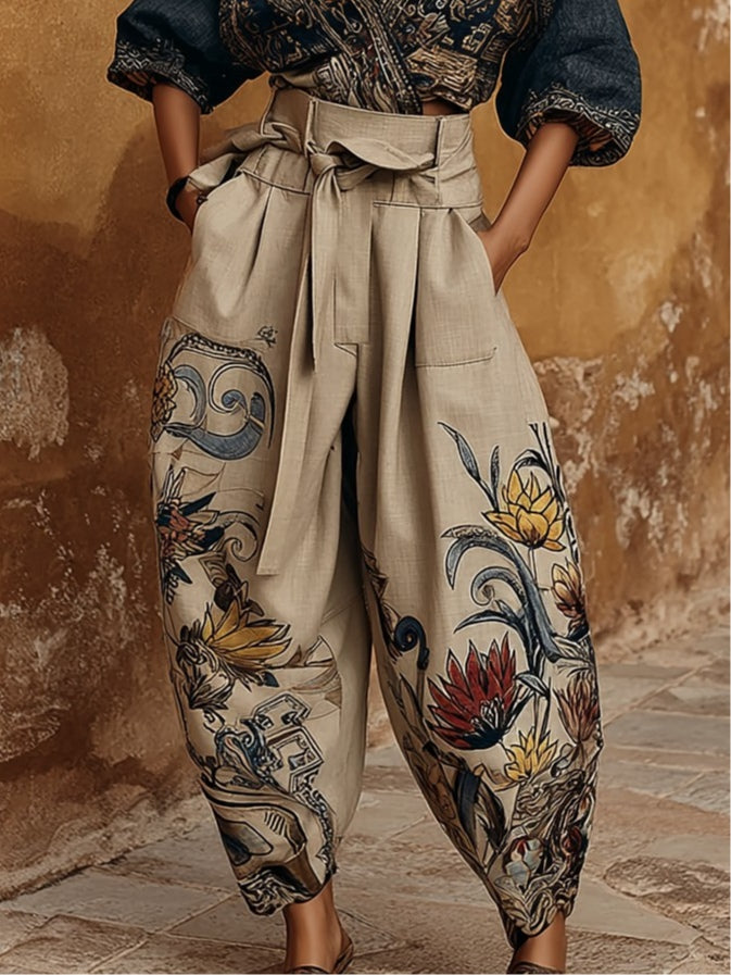 Conjunto elegante compuesto por un top con estampado étnico y unos pantalones holgados