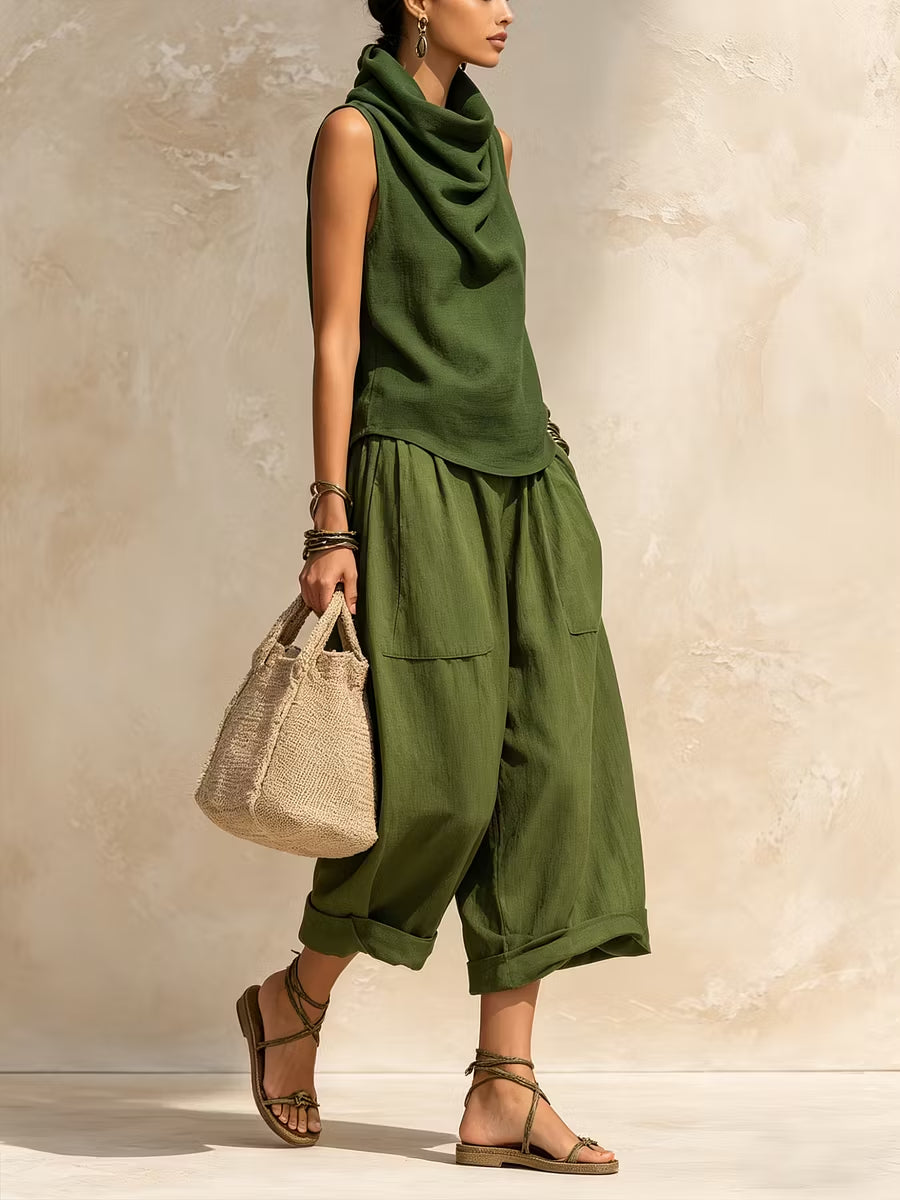 Conjunto compuesto por un top sin mangas de cuello vuelto verde y unos pantalones de tiro bajo