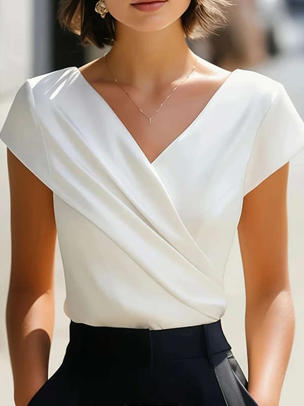 Elegante camisa de manga corta con cuello en V y corte cruzado en satén