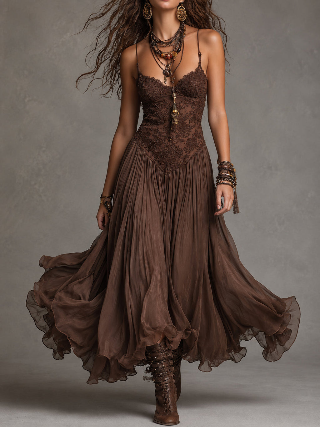 Vestido largo de gasa con paneles de encaje en color marrón oscuro