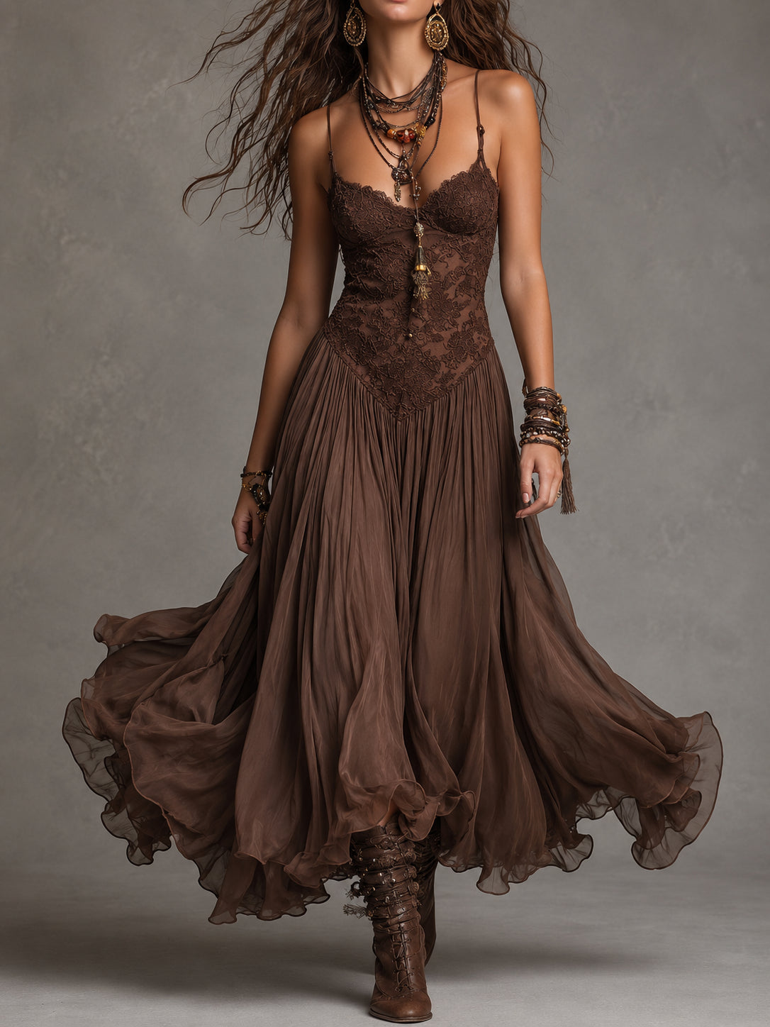 Vestido largo de gasa con paneles de encaje en color marrón oscuro