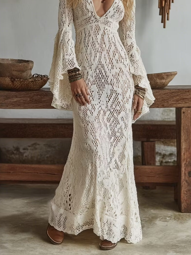 Vestido largo de color blanco roto con cuello en V, escote recortado y mangas acampanadas