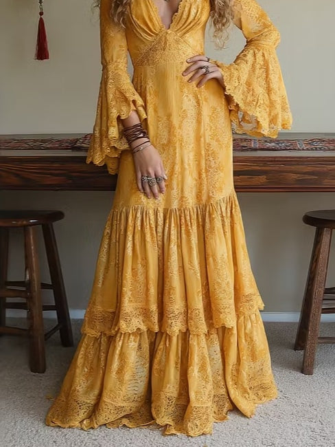 Vestido largo de corte A con cuello en V, encaje y mangas acampanadas en capas, en color amarillo