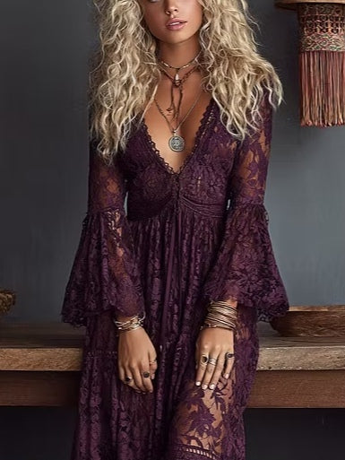 Vestido largo transparente de encaje morado con cuello en V, fruncido y mangas acampanadas