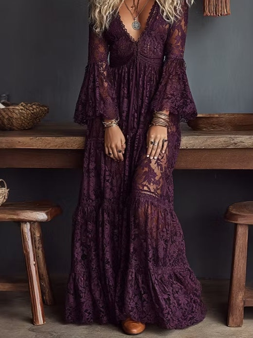 Vestido largo transparente de encaje morado con cuello en V, fruncido y mangas acampanadas