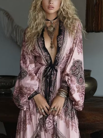Vestido largo tipo bata con cinturón y estampado de rosas y motivos cachemir en rosa