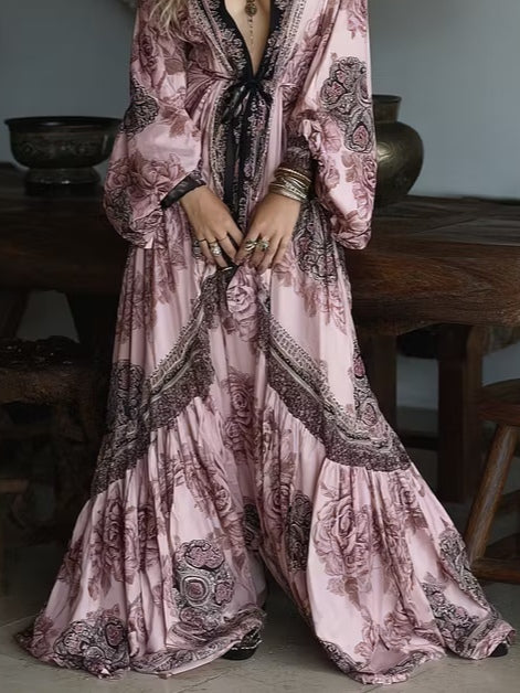 Vestido largo tipo bata con cinturón y estampado de rosas y motivos cachemir en rosa