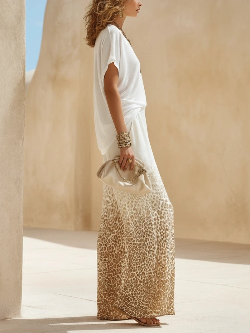 Conjunto compuesto por un top blanco con cuello en V y unos pantalones anchos con estampado de leopardo degradado