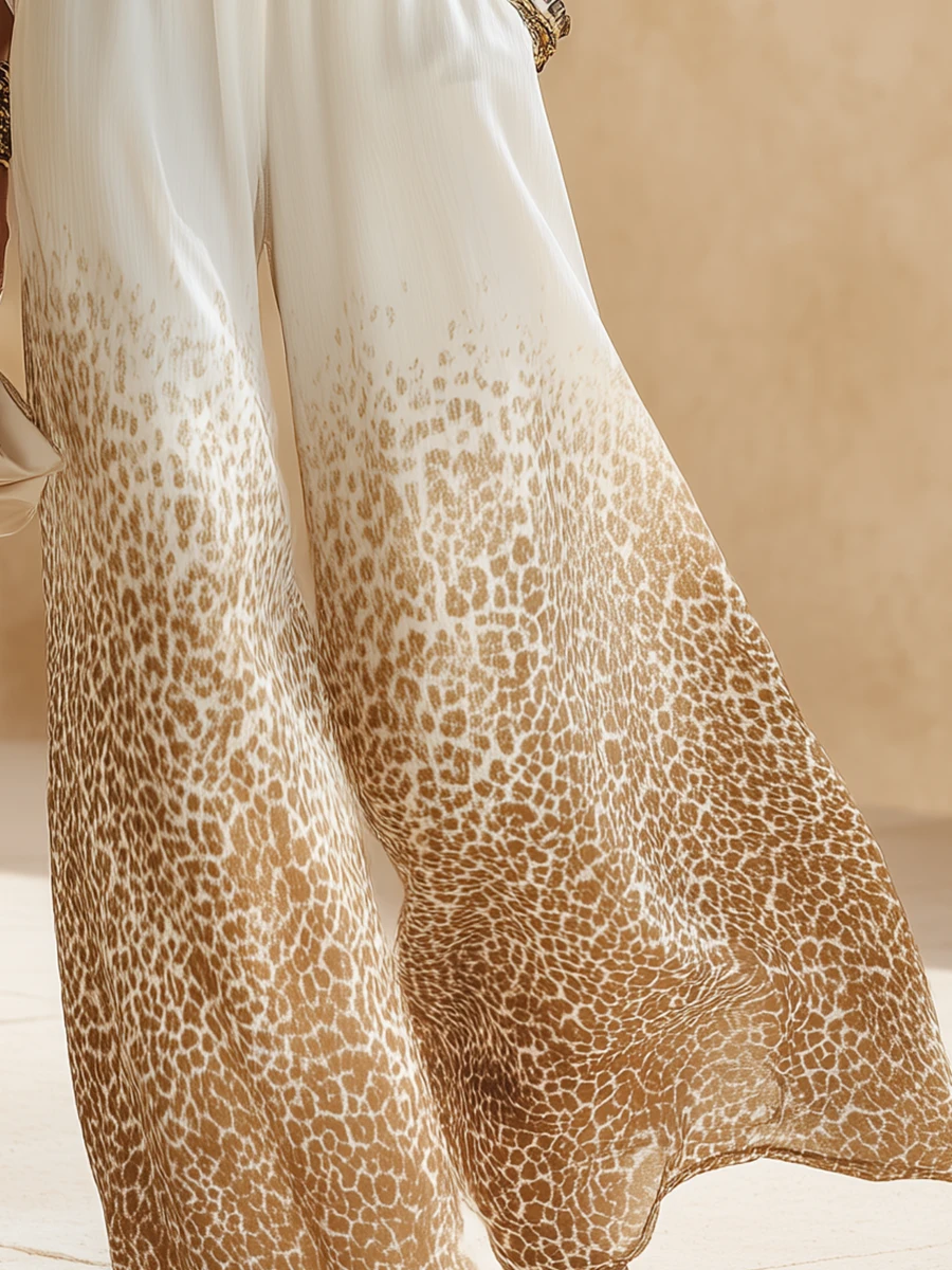 Conjunto compuesto por un top blanco con cuello en V y unos pantalones anchos con estampado de leopardo degradado