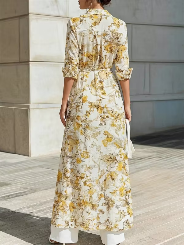 Conjunto de camisa larga con estampado floral dorado y pantalón blanco de corte ancho