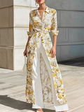 Conjunto de camisa larga con estampado floral dorado y pantalón blanco de corte ancho