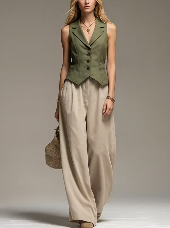 Conjunto de dos piezas compuesto por un chaleco verde oliva y unos pantalones caqui de corte ancho