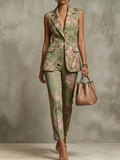 Conjunto de dos piezas compuesto por chaleco y pantalón con estampado floral verde