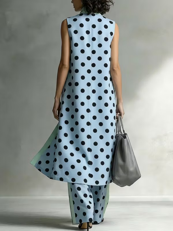 Conjunto de camisa larga azul cielo sin mangas con lunares y pantalones de pierna ancha