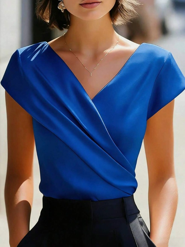 Elegante camisa de manga corta con cuello en V y corte cruzado en satén