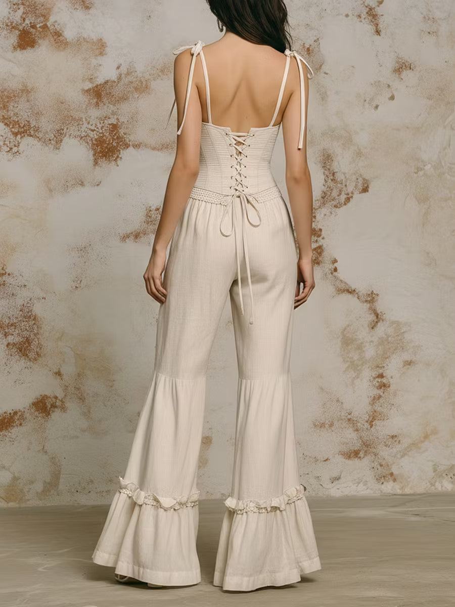 Mono de estilo bohemio con paneles de encaje y volantes en los bajos