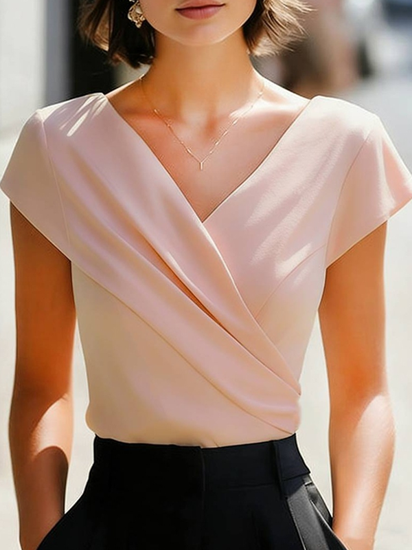 Elegante camisa de manga corta con cuello en V y corte cruzado en satén