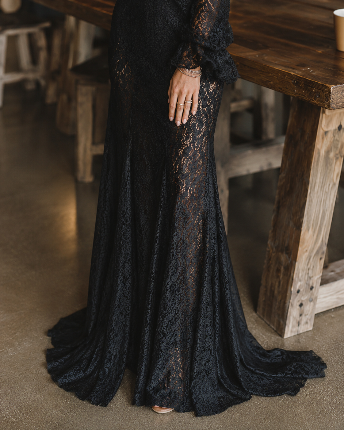 Vestido largo de estilo gótico, de encaje negro, entallado, con cuello en V y mangas acampanadas